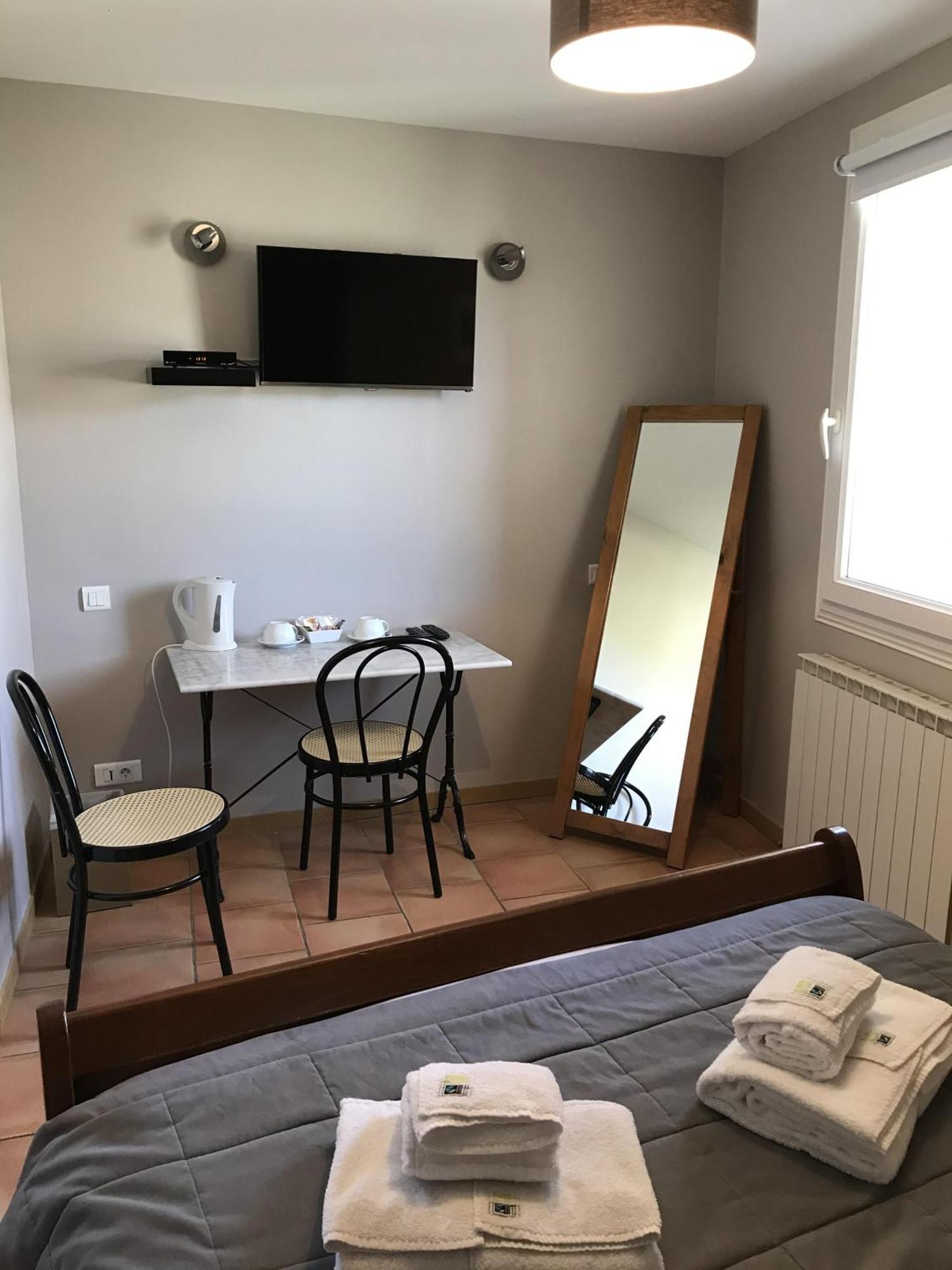 Hotel L'Oustau De La Font Reilhanette Quarto foto