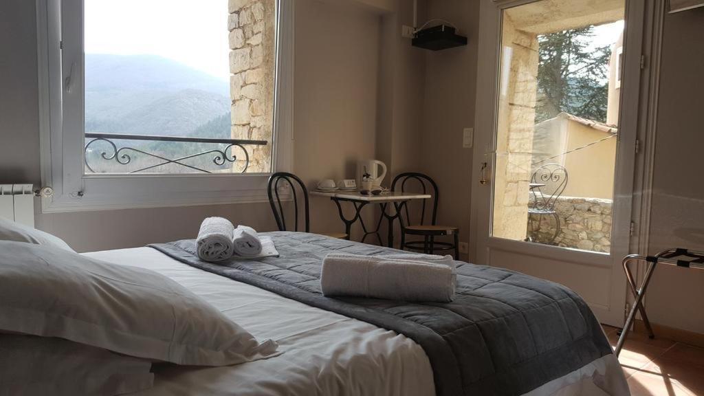 Hotel L'Oustau De La Font Reilhanette Quarto foto